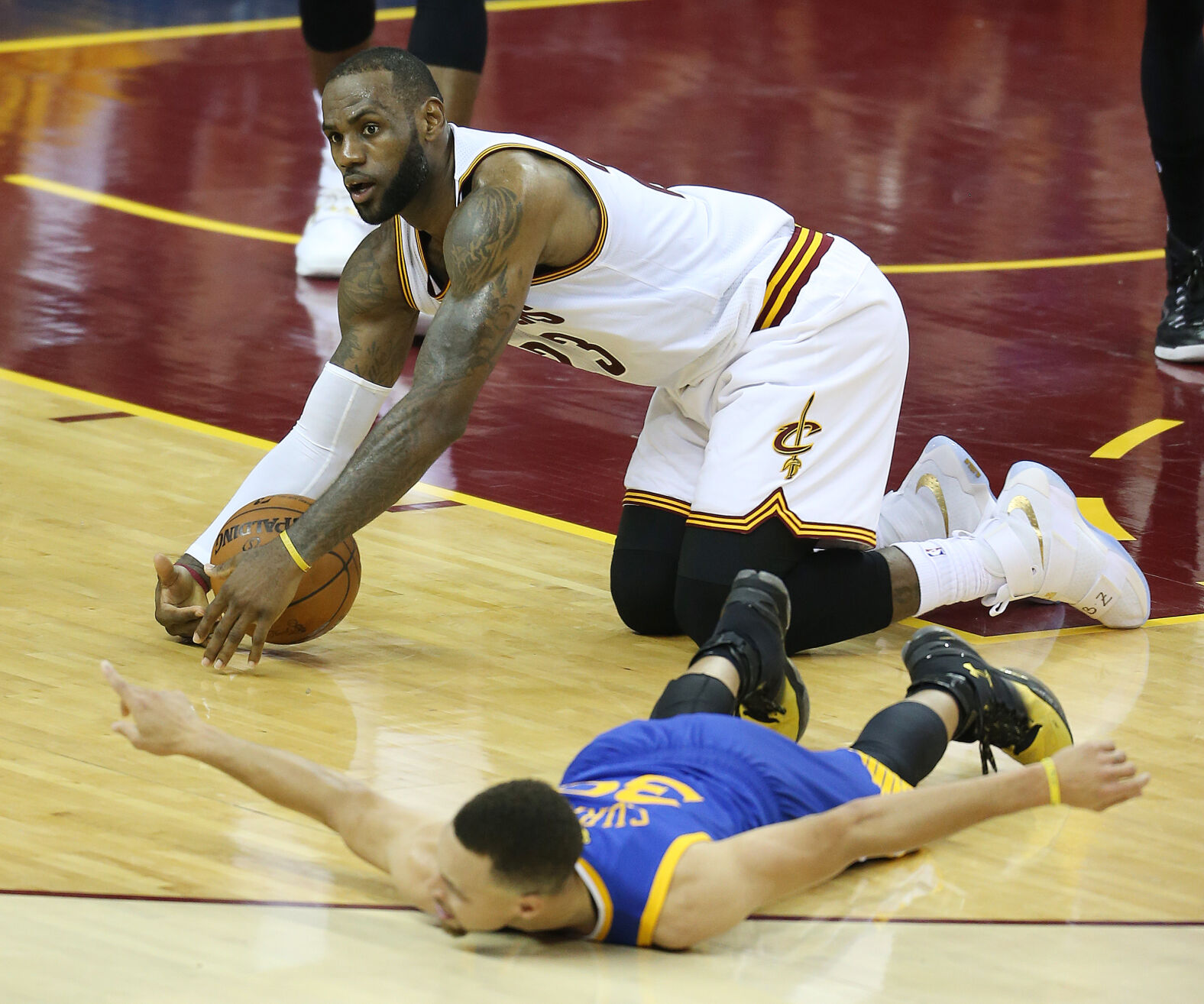 2016: LeBron James helps Cavs even series with Warriors, force Game 7